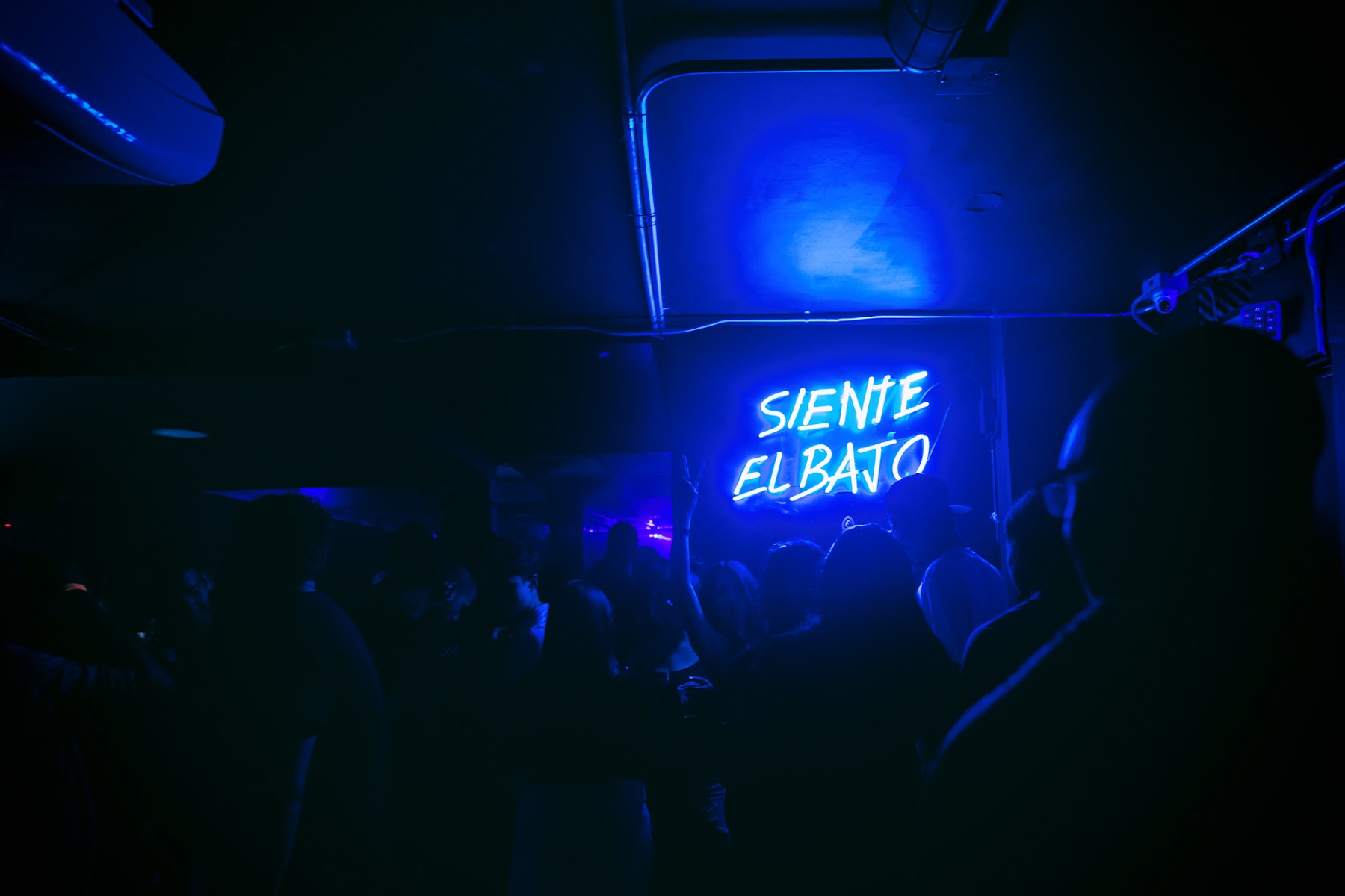 SIENTE EL BAJO