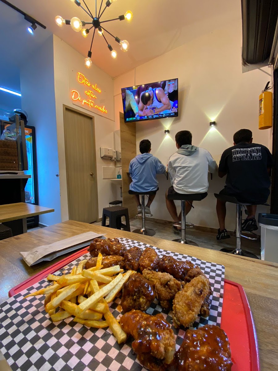 Alitas y Hamburguesa Classic Wings - La America