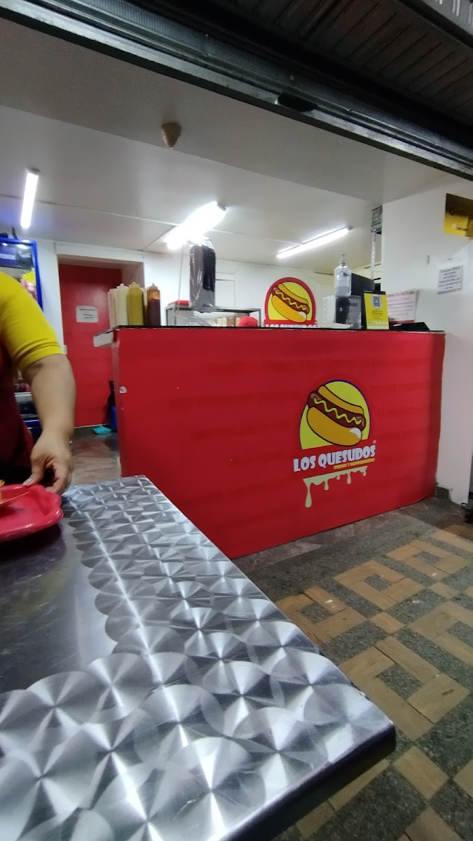 Los Quesudos Perros y Hamburguesas sede Sabaneta