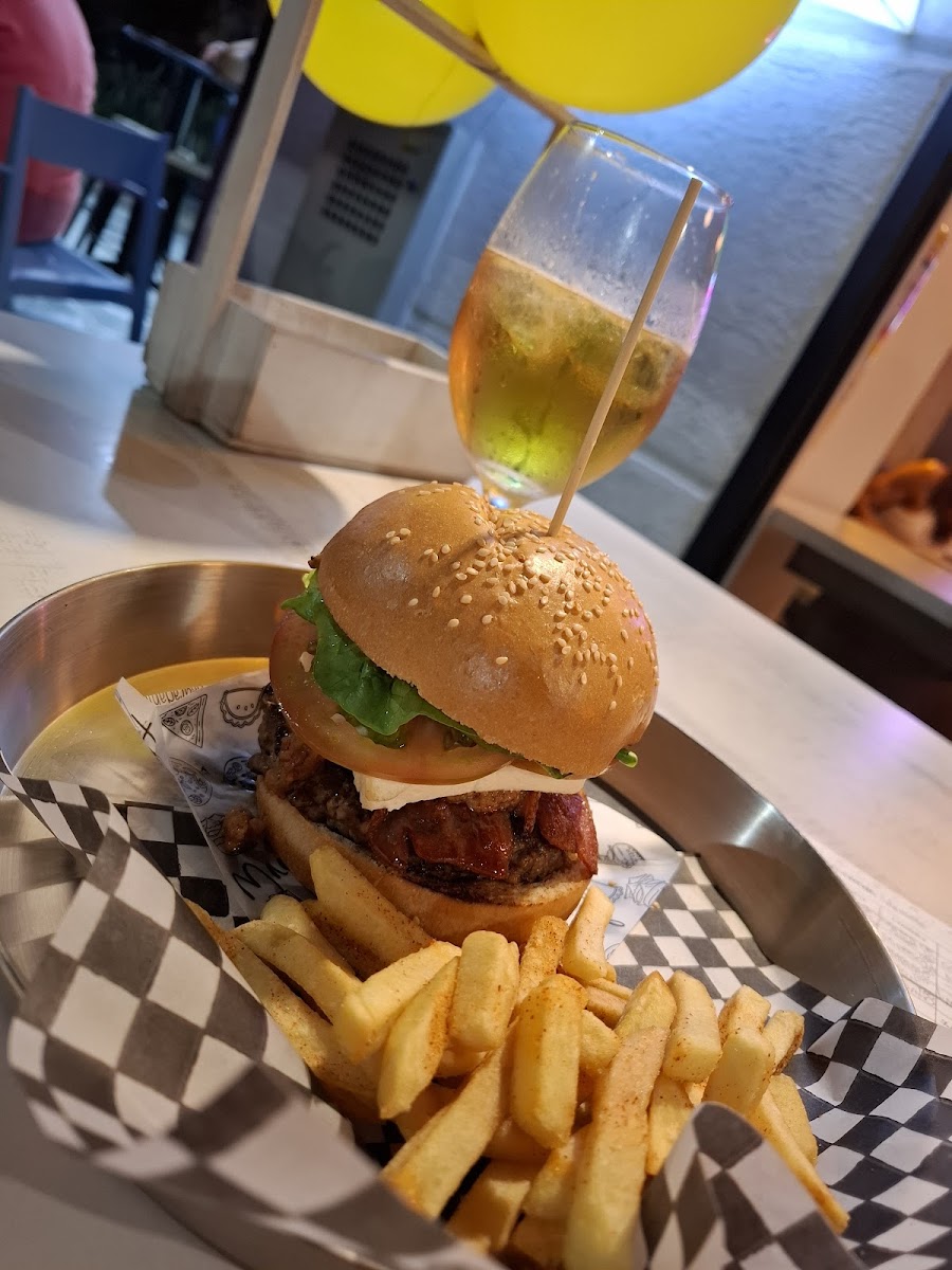 Play off sport & burger
