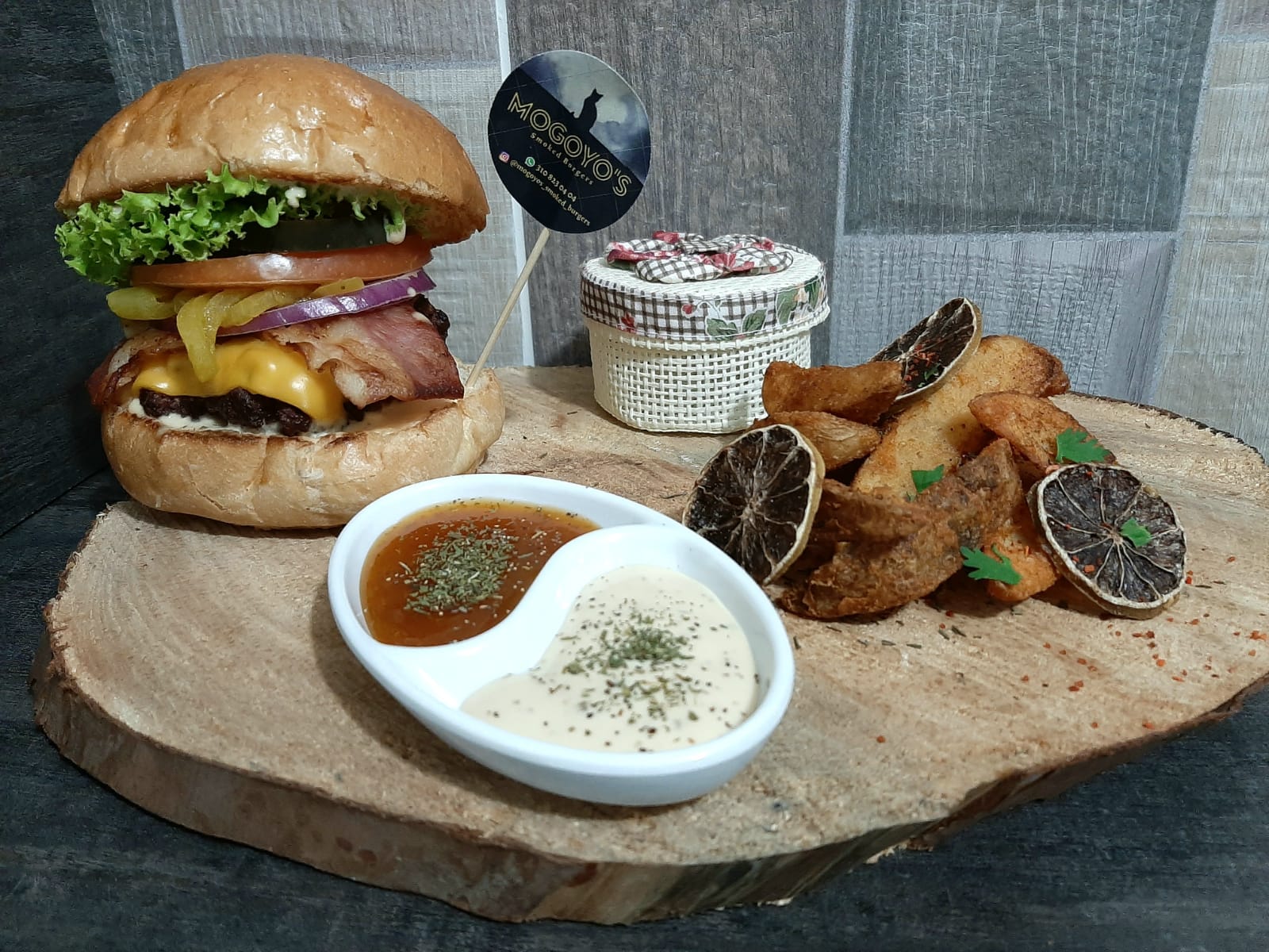 MOGOYO'S Smoked Burgers