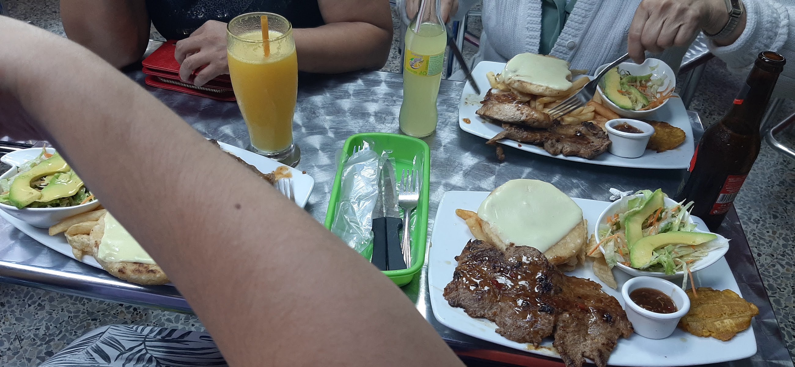 Pollo Al Carbón Y Brosty