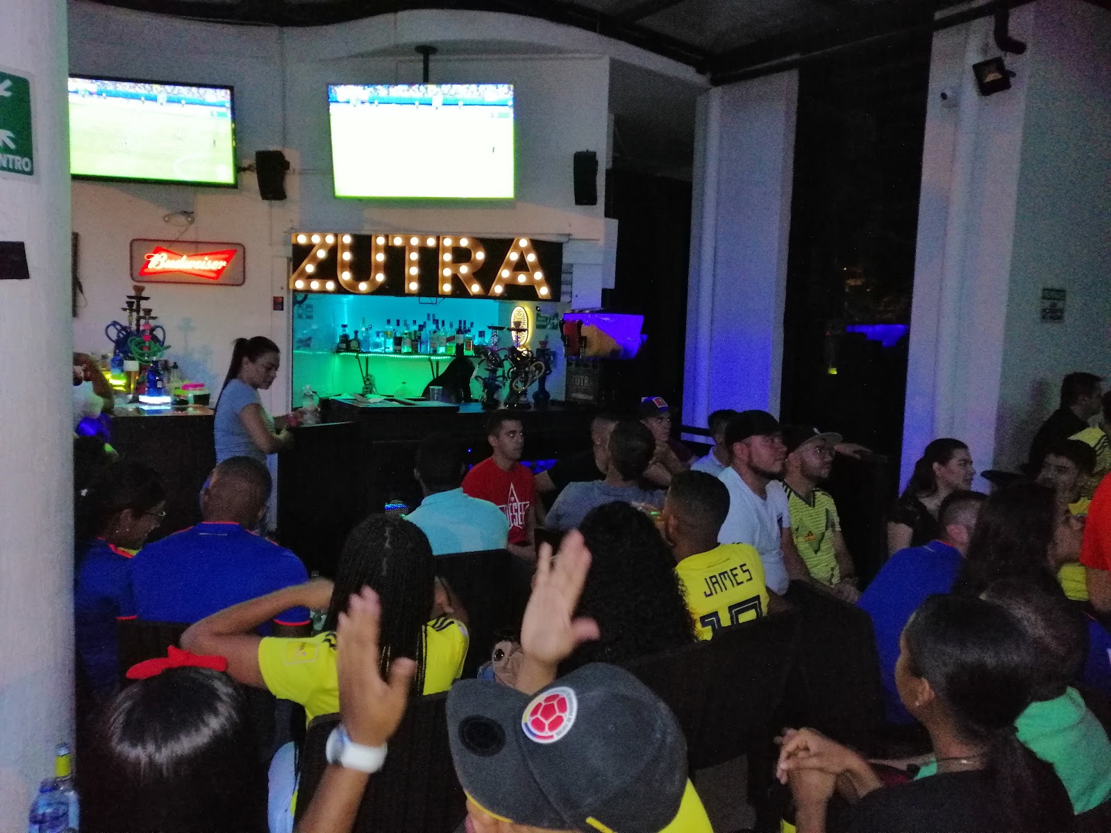 ZUTRA BAR / HOOKAH / DISCOTECA / BAR / CÓCTELES / EL POBLADO/