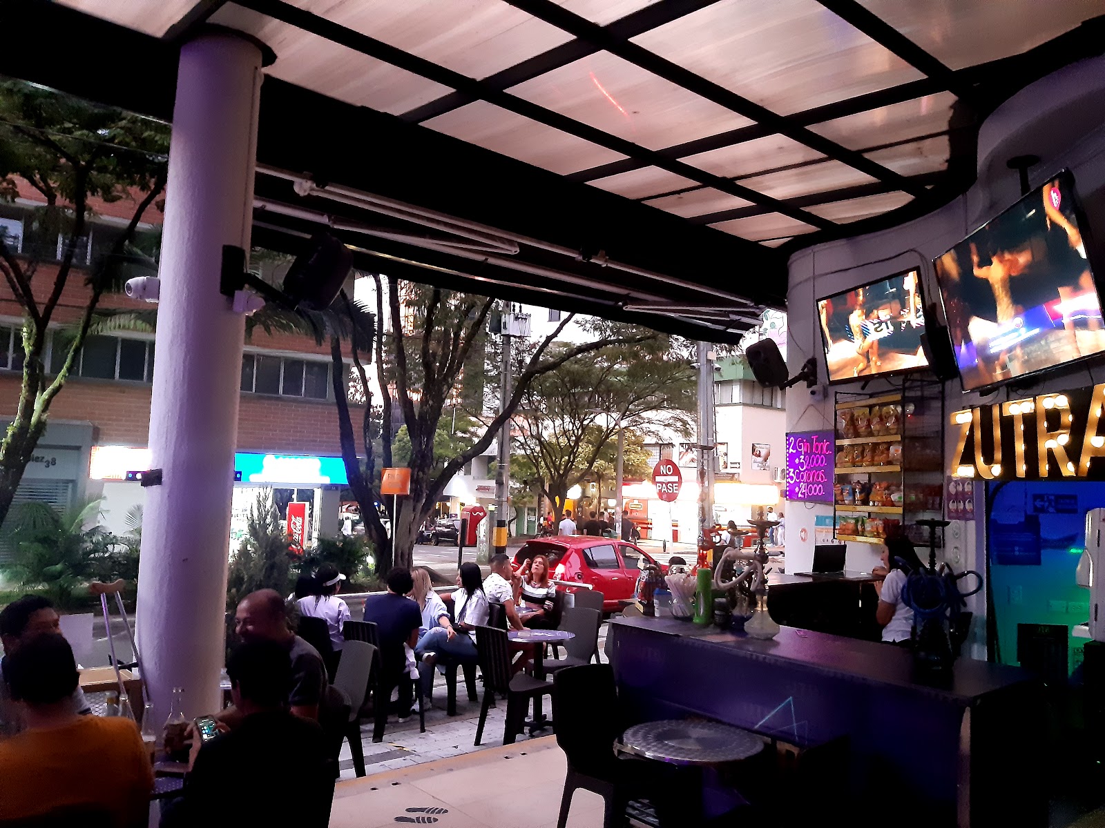 ZUTRA BAR / HOOKAH / DISCOTECA / BAR / CÓCTELES / EL POBLADO/