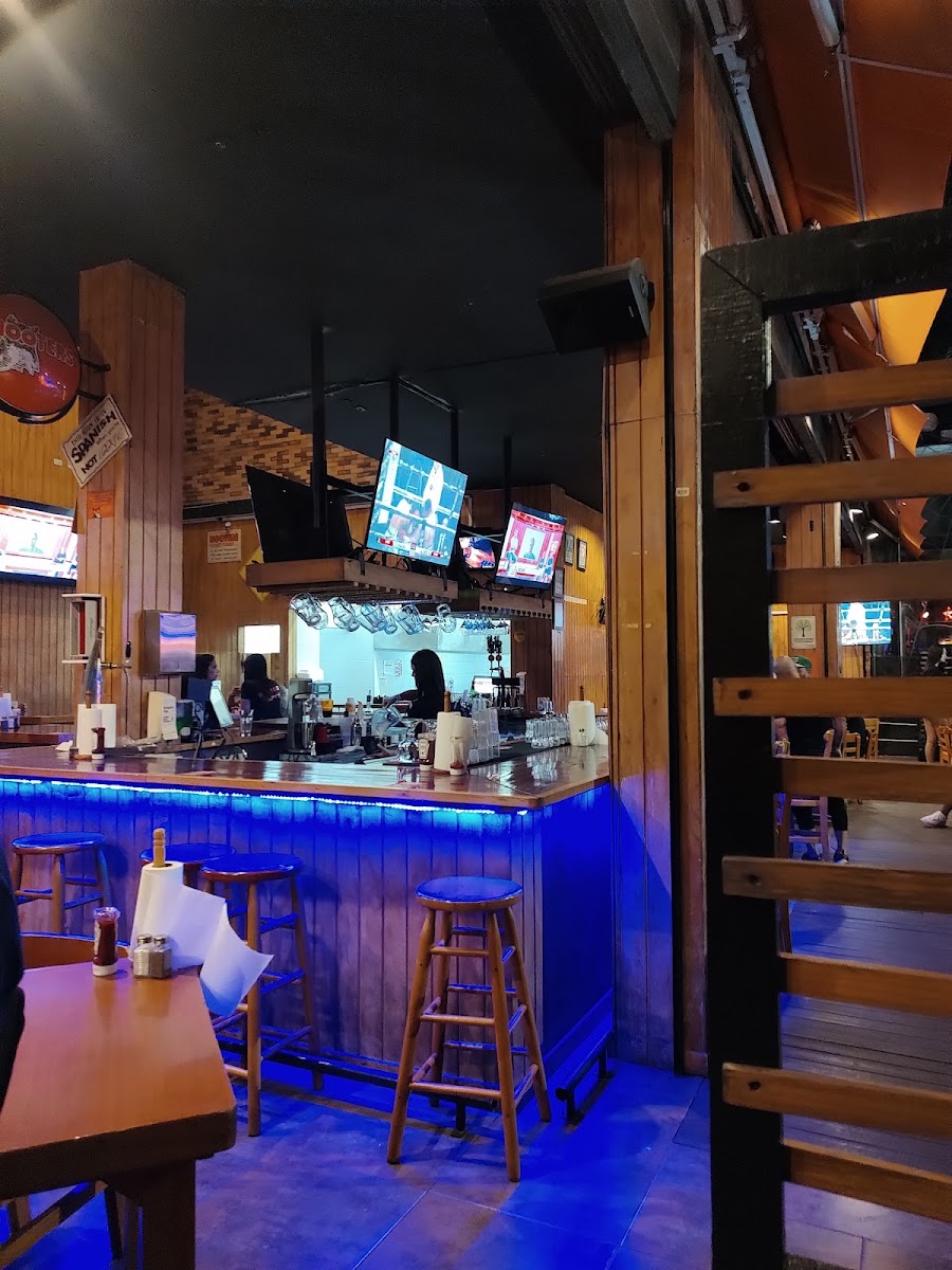 Hooters Medellín