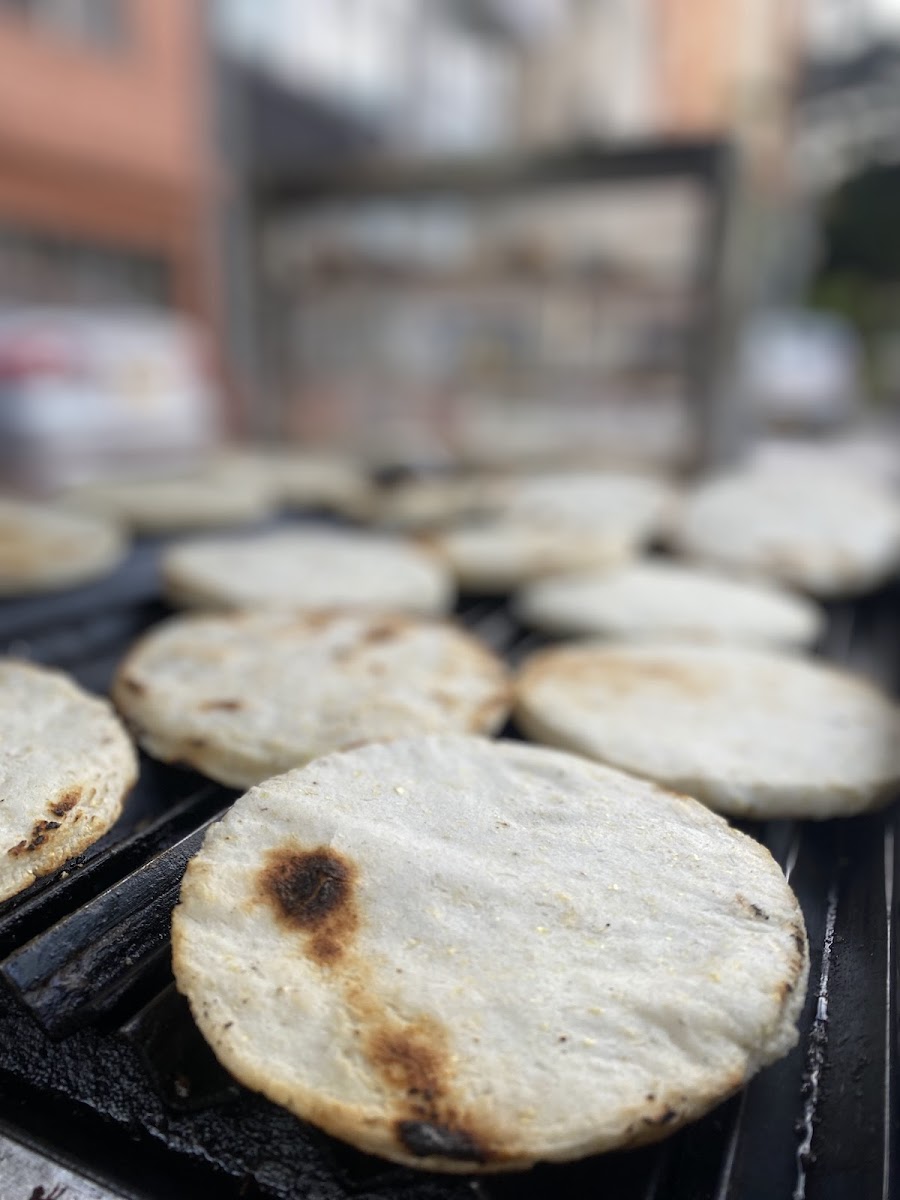 Asando y Parchando (Arepas al carbón)