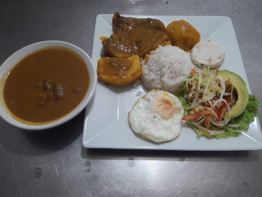 Restaurante entre palmeras