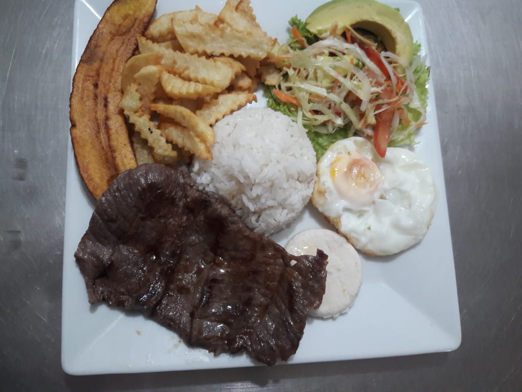 Restaurante entre palmeras