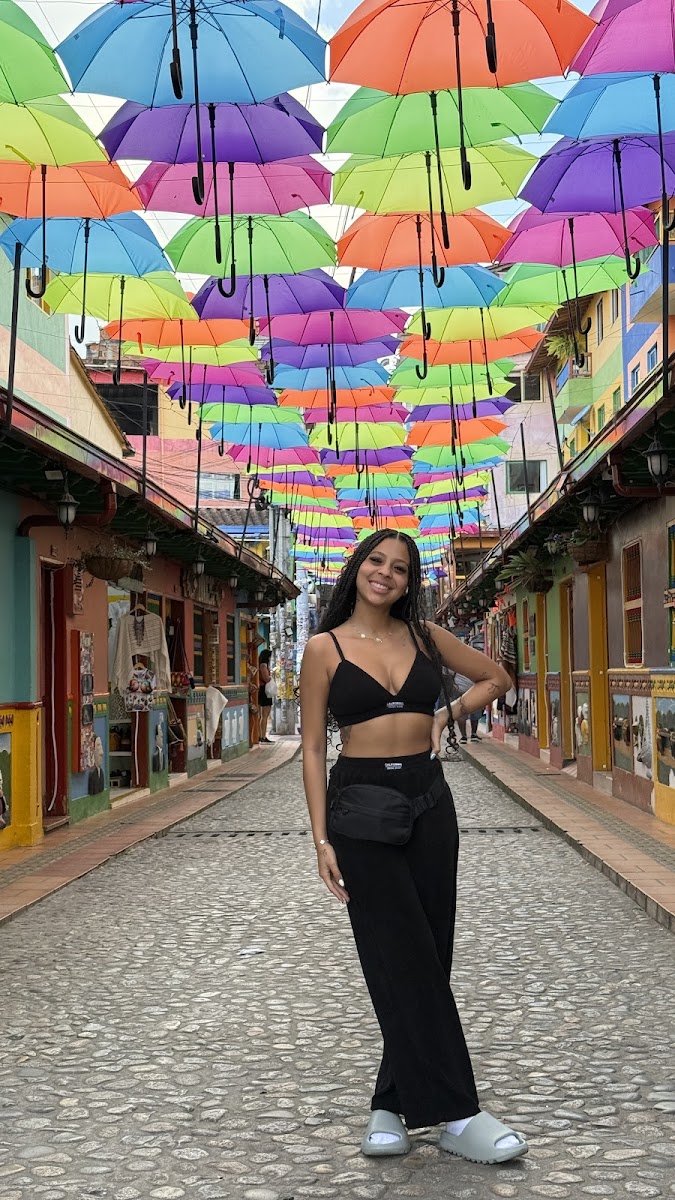 Calle de las sombrillas Guatape Bismillah café y arte