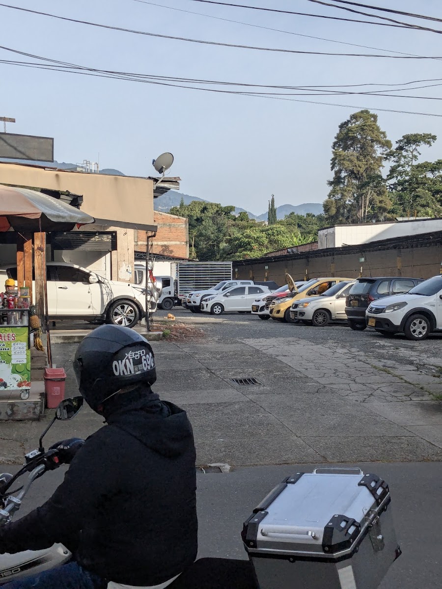 RESTUARANTE PARQUEADERO DEL SUR