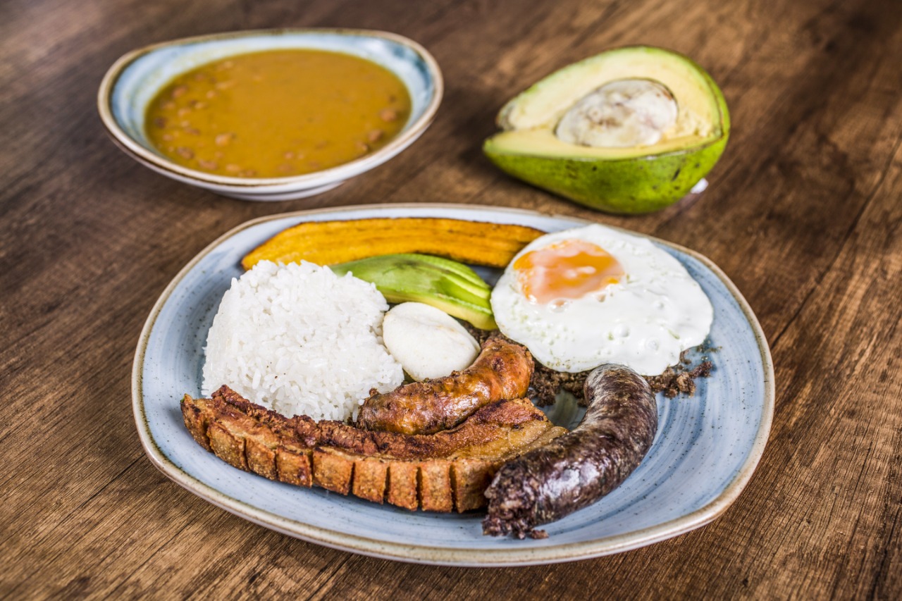 Arepas y Cazuelitas