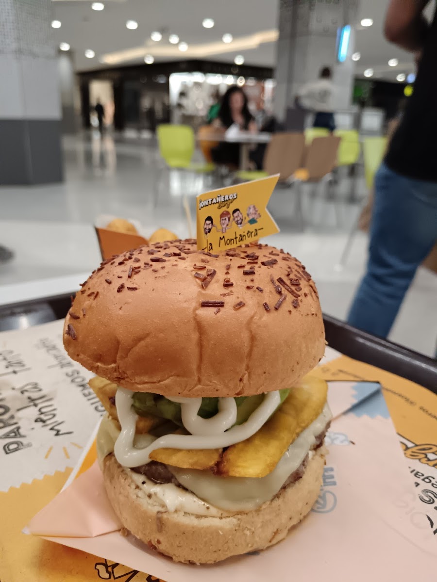 Los Montañeros Burger