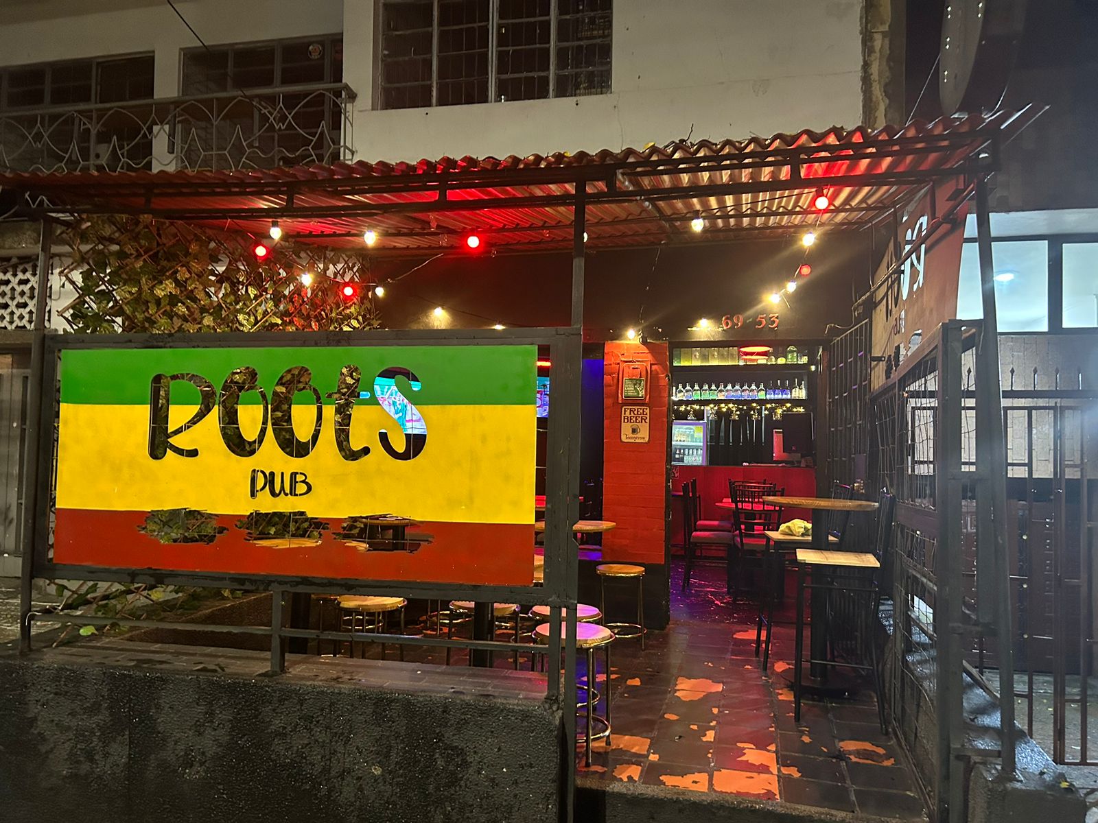 ROOTS Pub