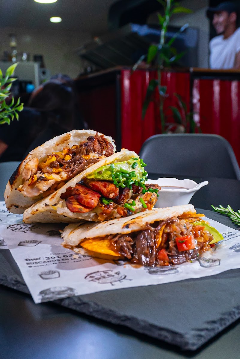 Tres F - Fast Food Factory - hamburguesas - papas - patacones