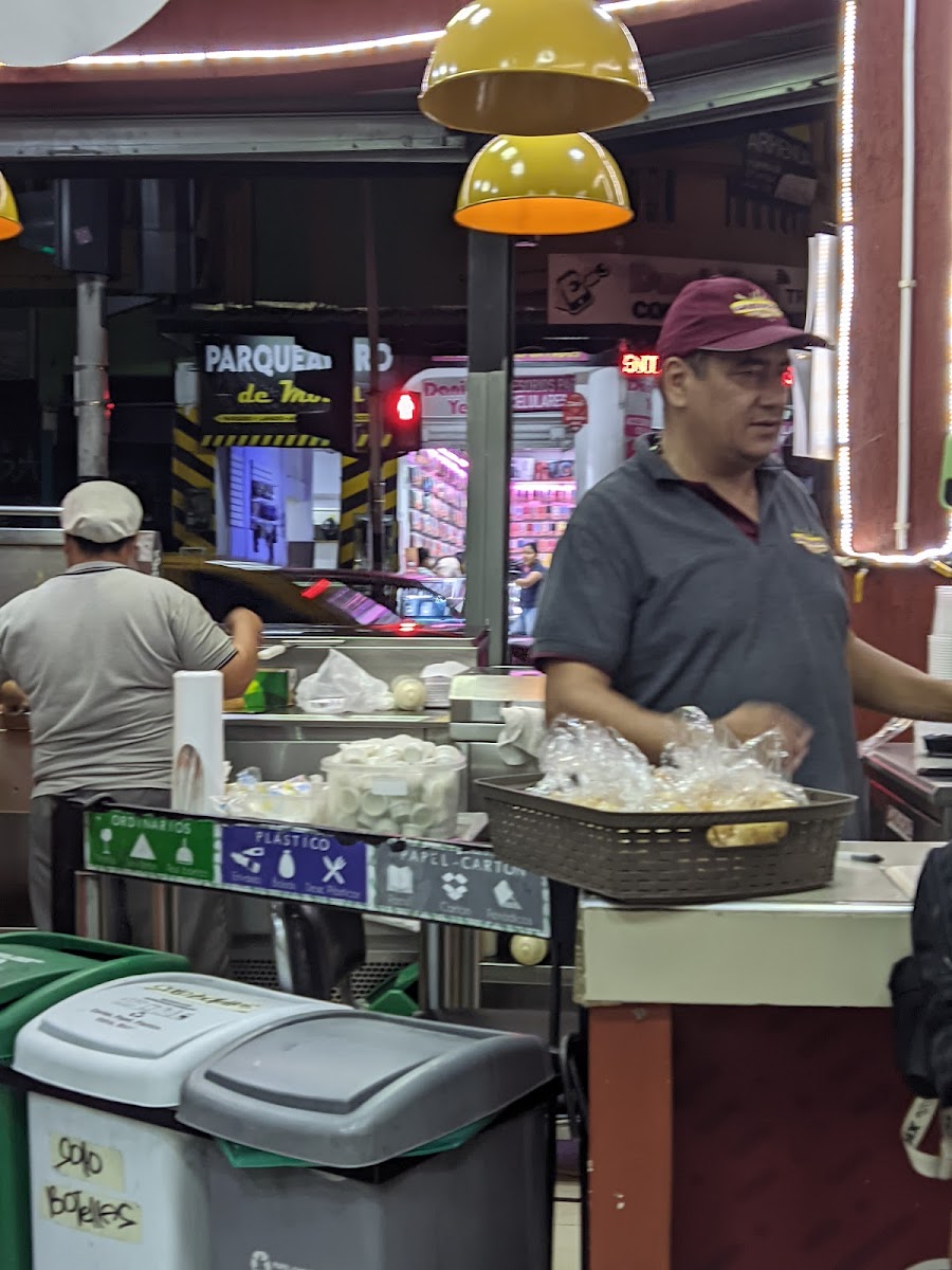 Sanducheo Colitas Paisas