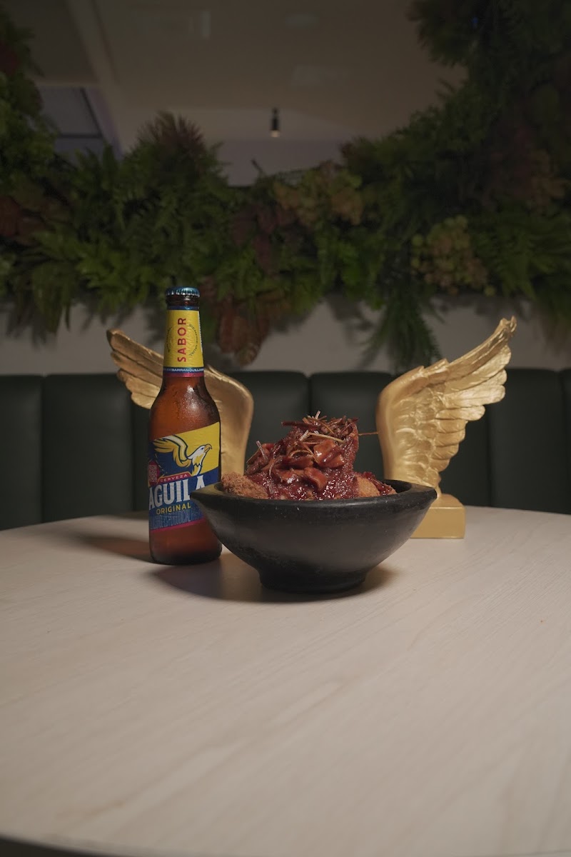 Medallo Wings & Potatoes