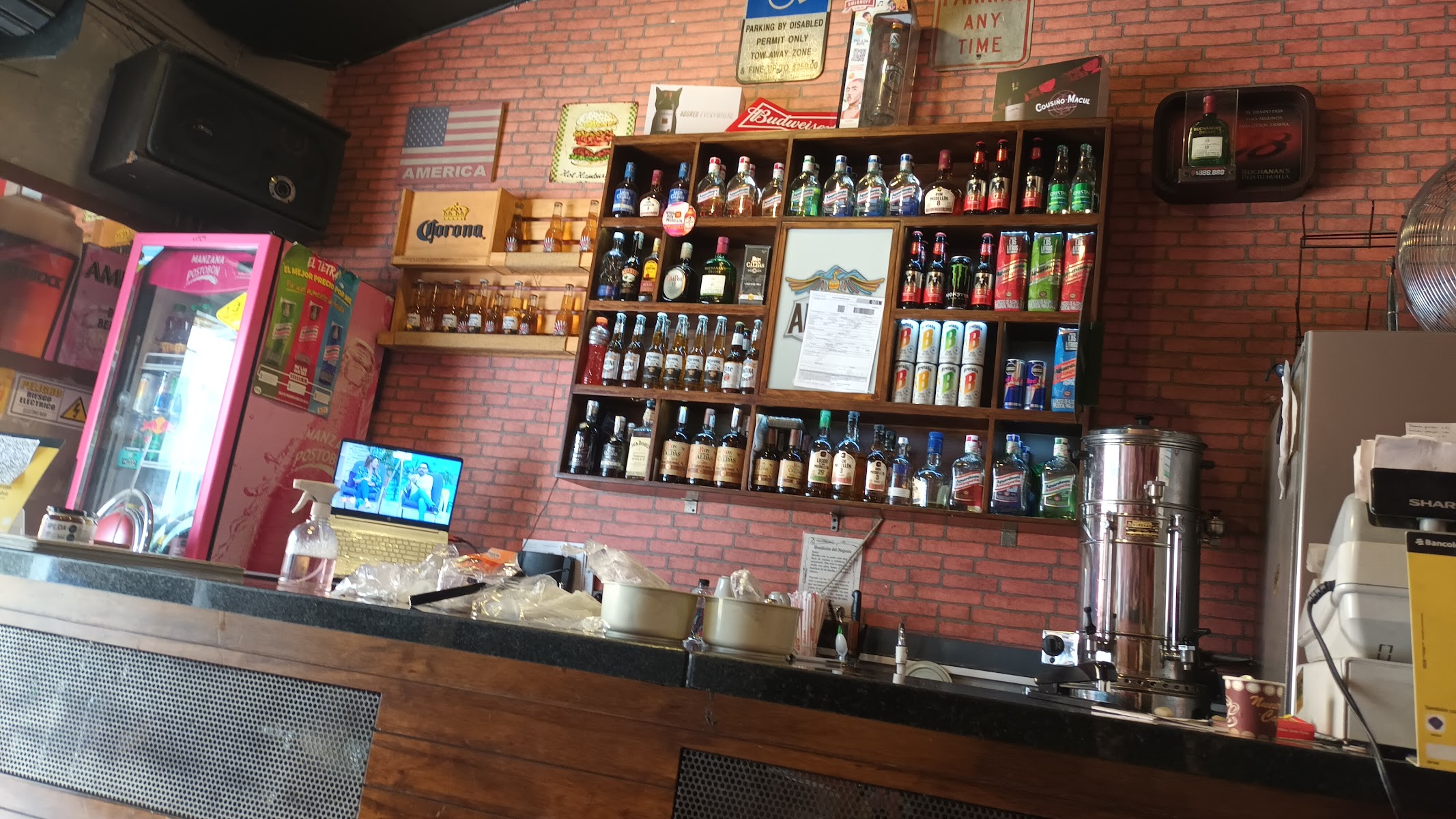 Monumental Food Sport Bar