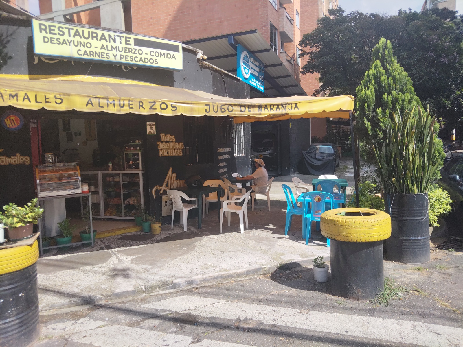 RESTAURANTE CARPA AMARILLA //DESAYUNOS//ALMUERZO//FRITOS//JUGOS