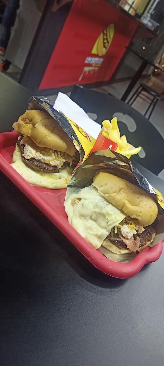 Los Quesudos Perros y Hamburguesas Sede Belen
