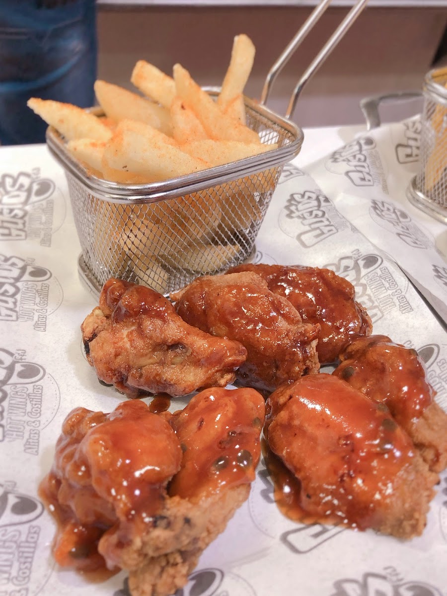 Gusto's HOT WINGS