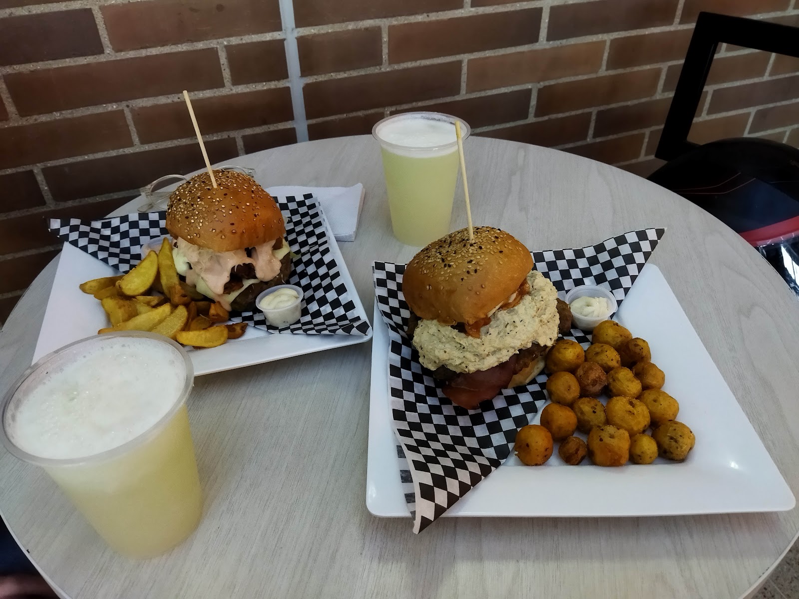DeliBurgers Gourmet - Laureles