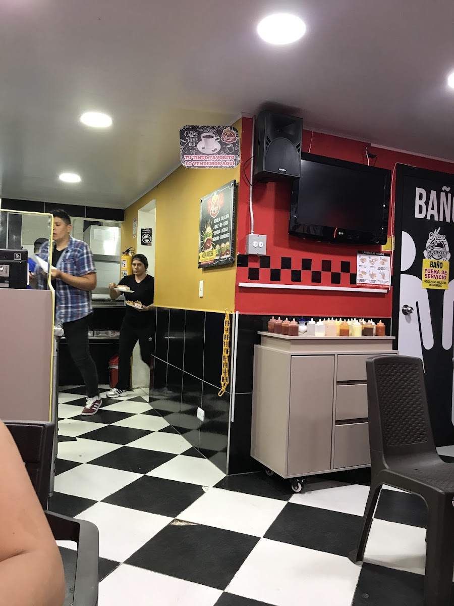 Mega Burger Lleras