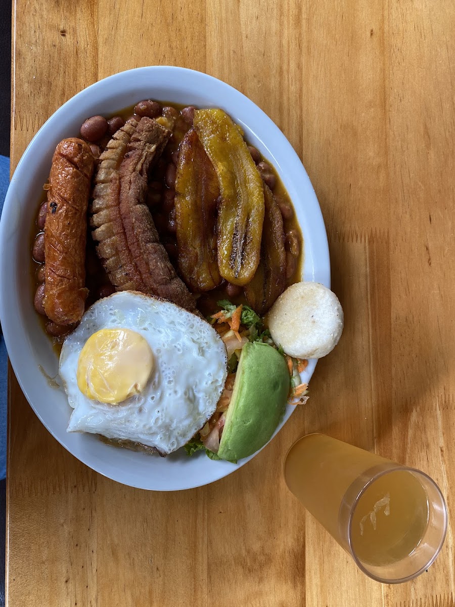 Victoria Mesa y Café