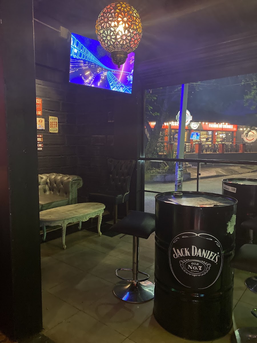 Báratro Paradise Bar | Parque Lleras | Discoteca