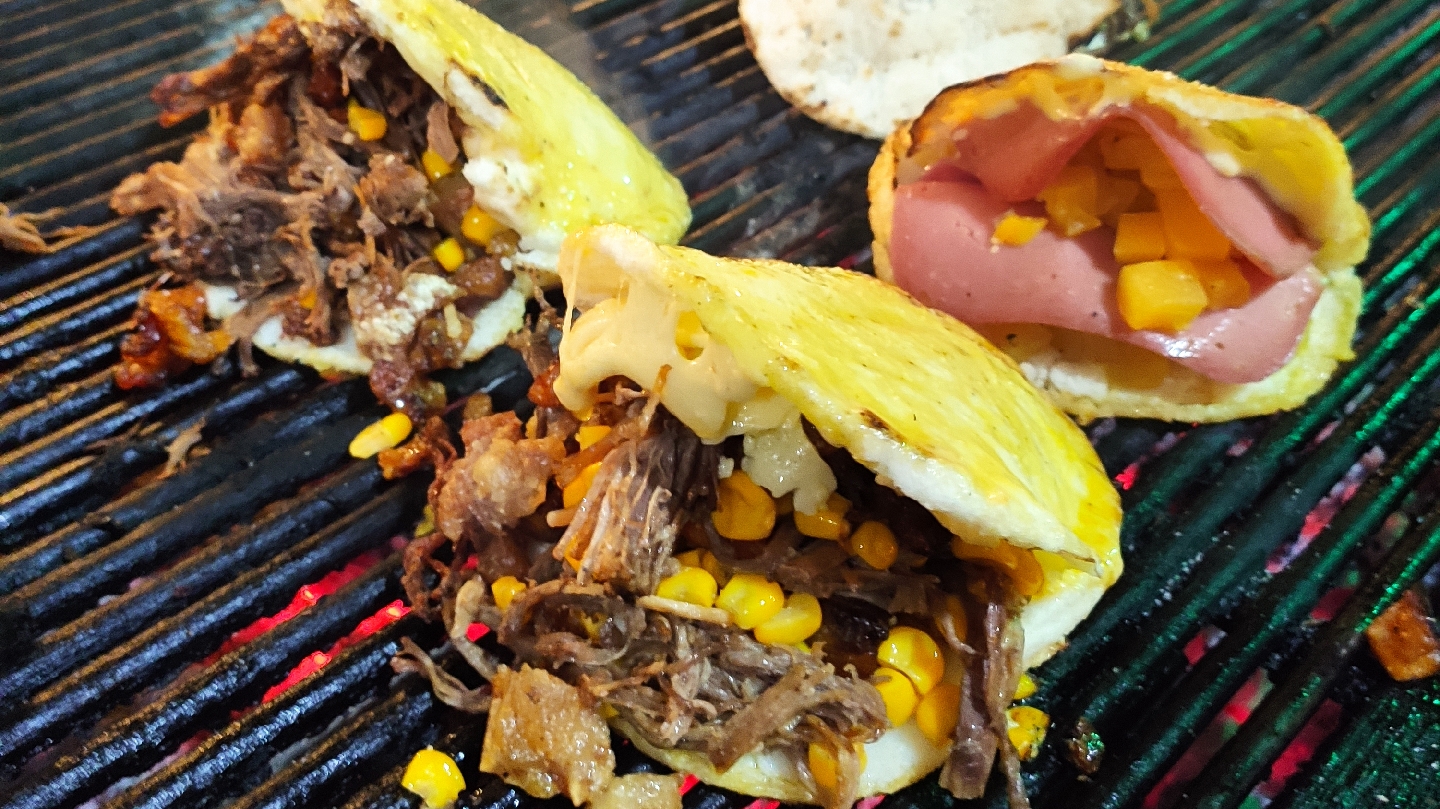 Pipe Sazón - Arepas rellenas al carbón