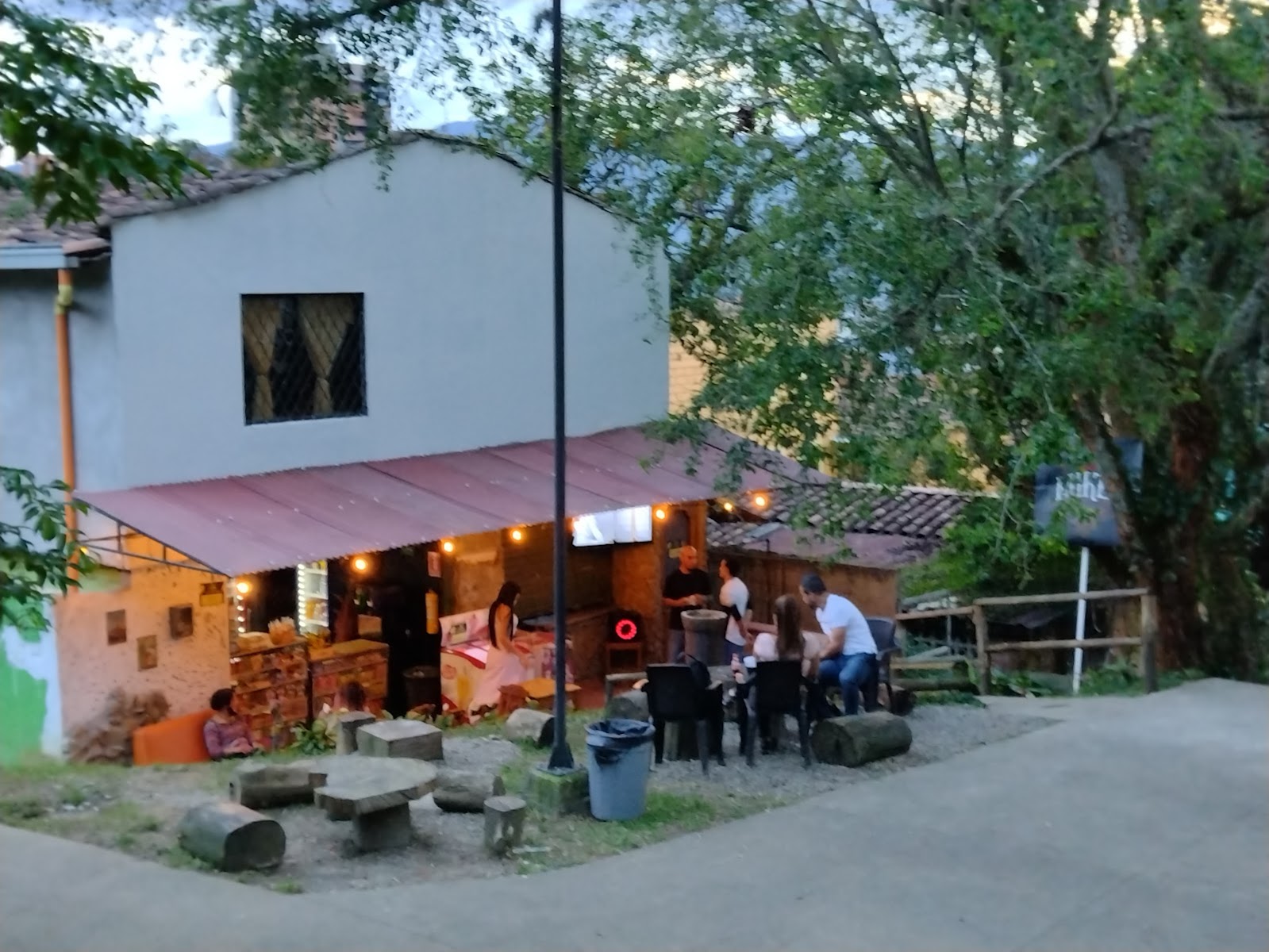 Tienda Mike / Bar Donde Mike