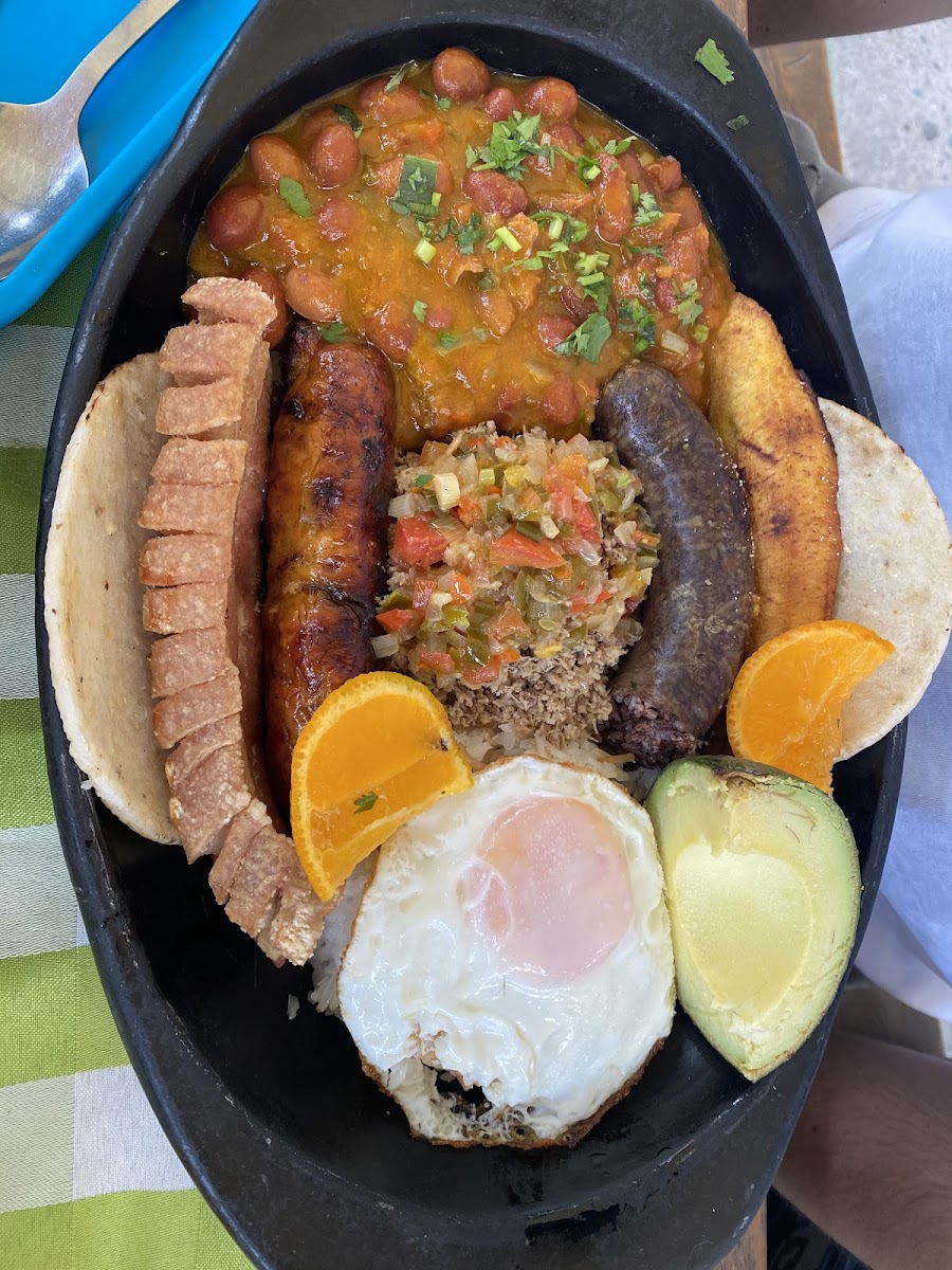 Sancocho de gallina en leña Restaurante Maryluna