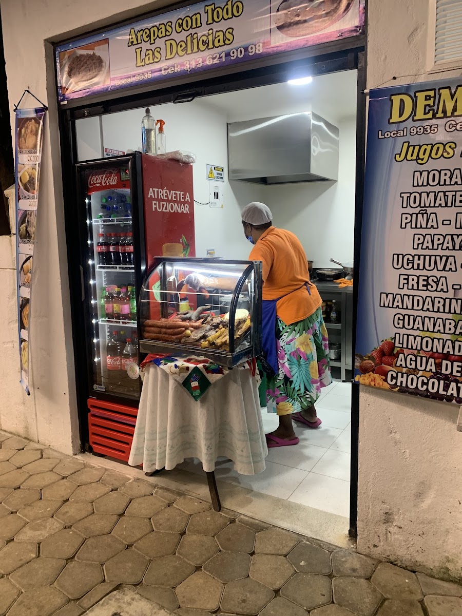 Arepas con todo LAS DELICIAS