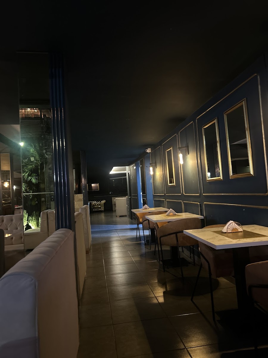 ALICIA IN WONDER / DISCOTECA / BAR / RESTAURANTE / EL POBLADO /