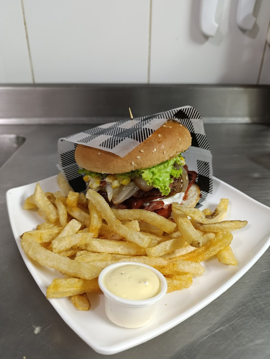 Alitas, Costillas Y Hamburguesas ribs and wings burguer
