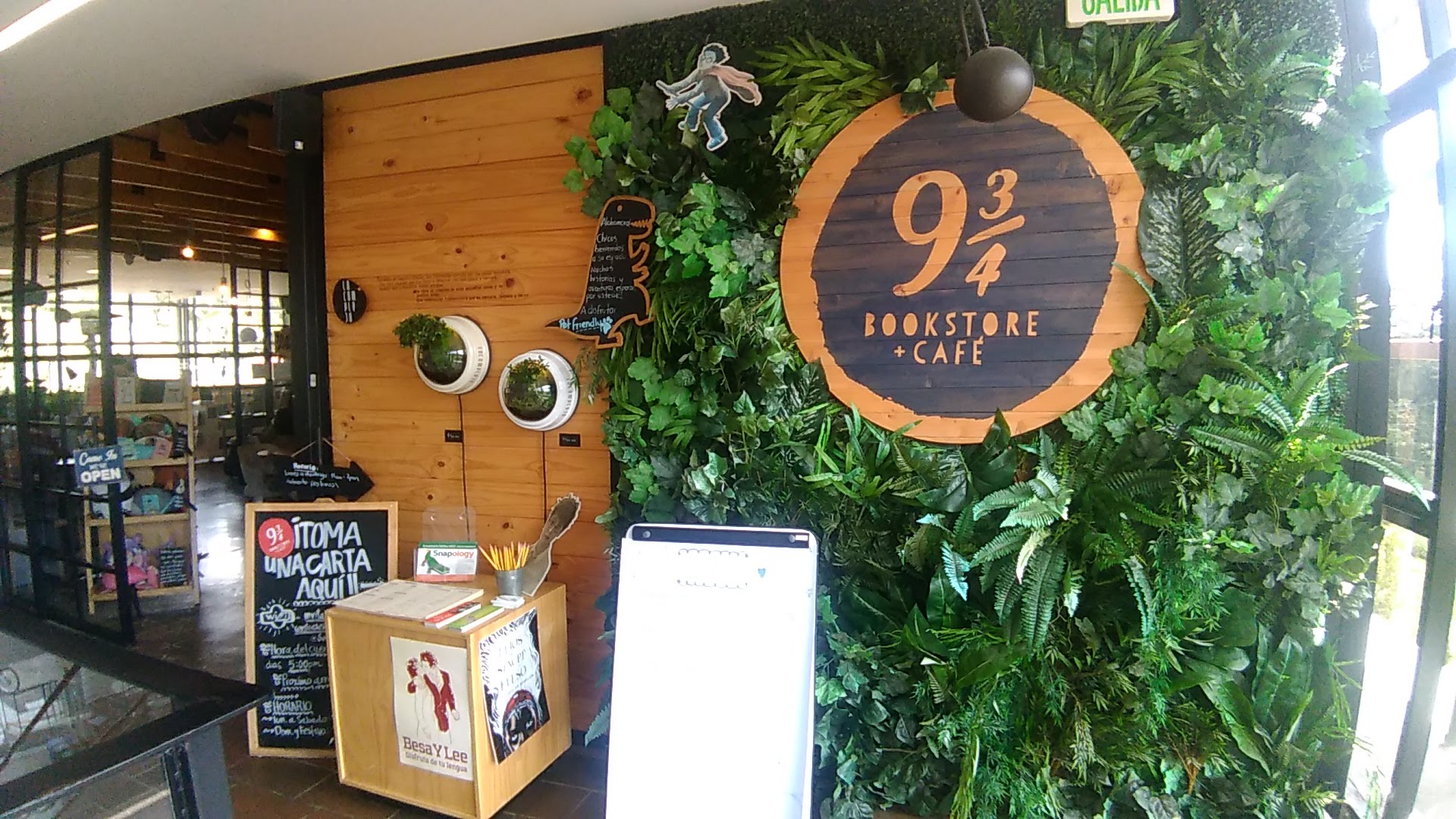 Cafe 9 3/4