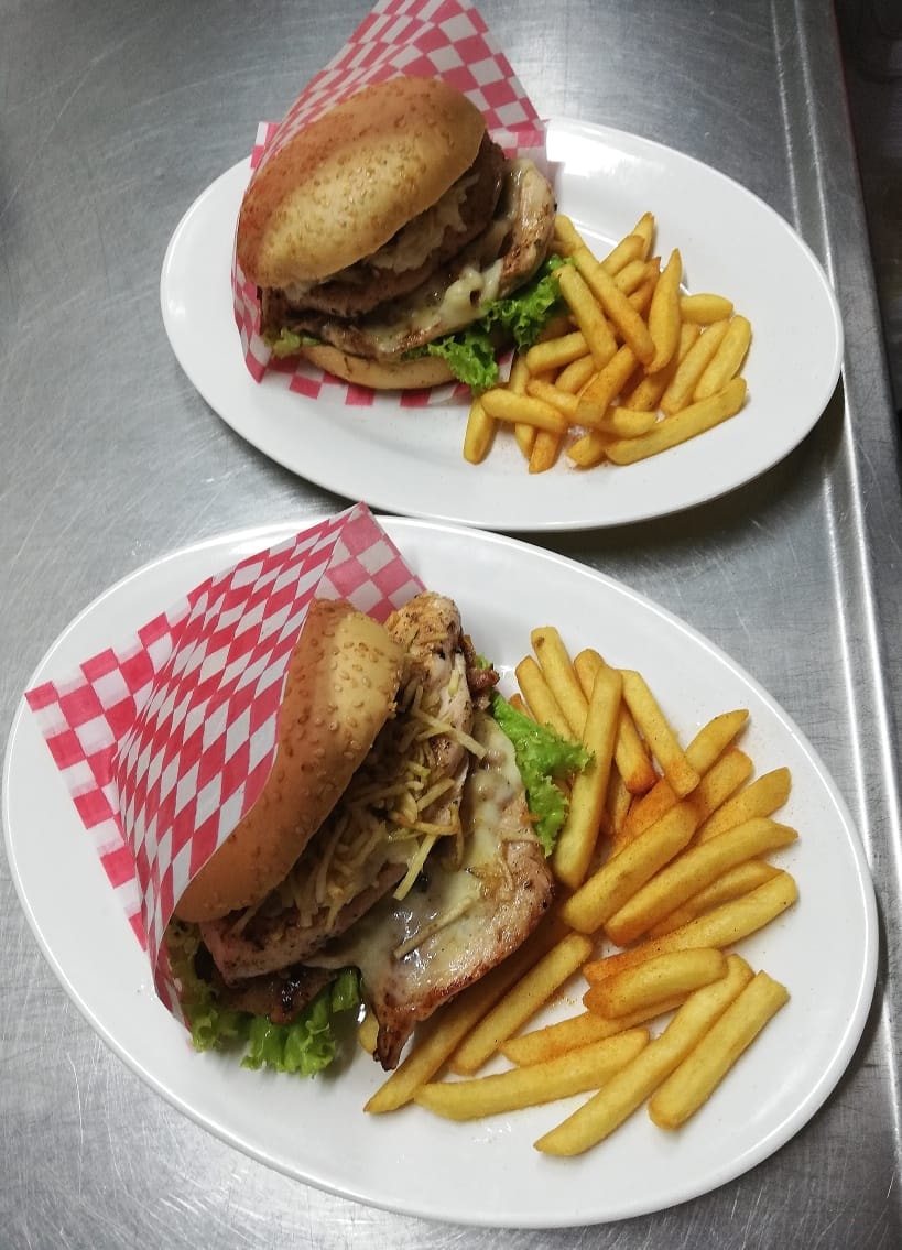 Tata's Burgers y Pizza