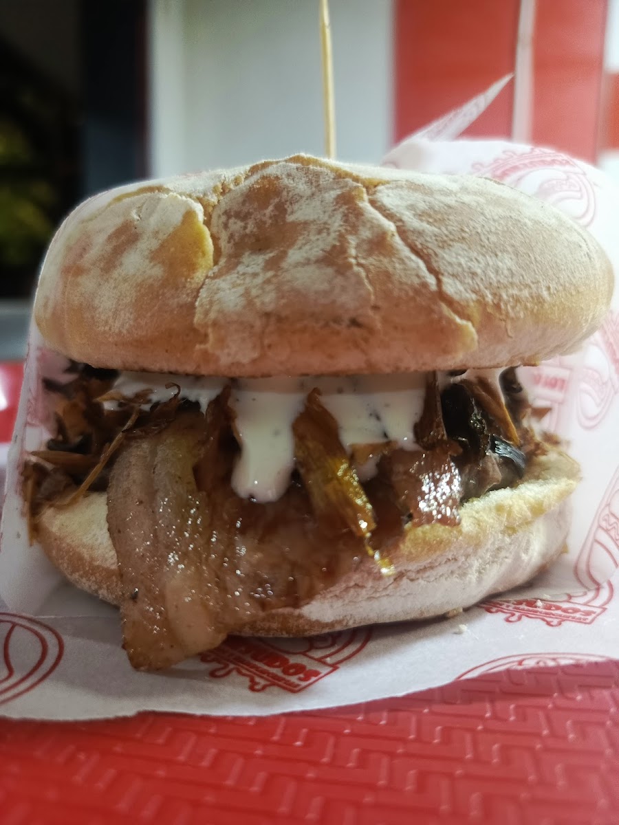 Los Quesudos Perros y Hamburguesas sede Campo Valdes
