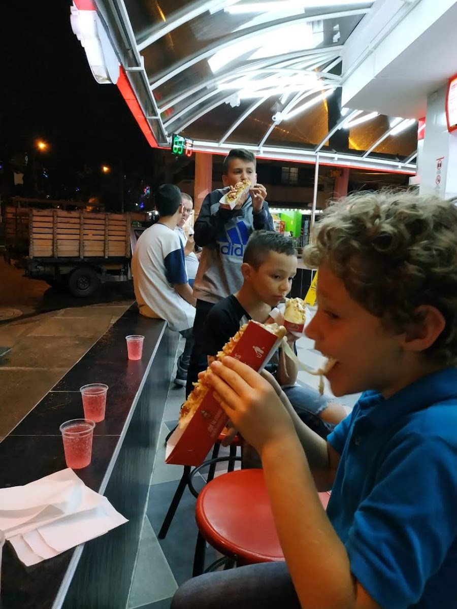 Los Quesudos Perros y Hamburguesas sede La América