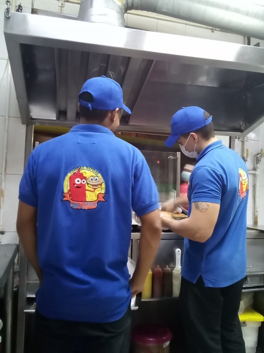 DELISTAR | Las Cometas | Perros y hamburguesas | Medellín