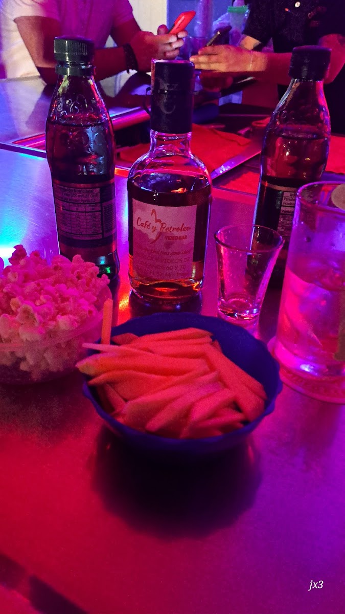 Cafe & petroleo video bar