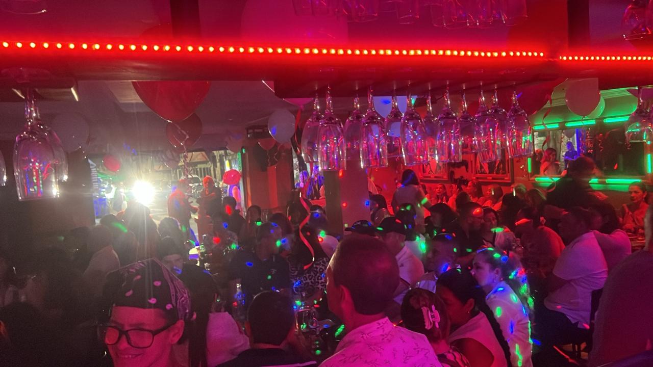 Cafe & petroleo video bar