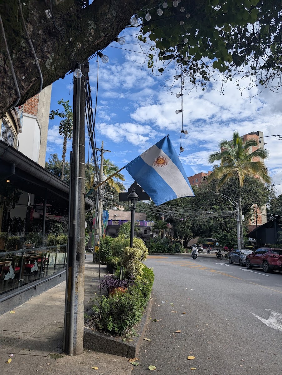 La Pampa Parrilla Argentina - Av Jardin - Restaurantes Medellin - Musica en Vivo