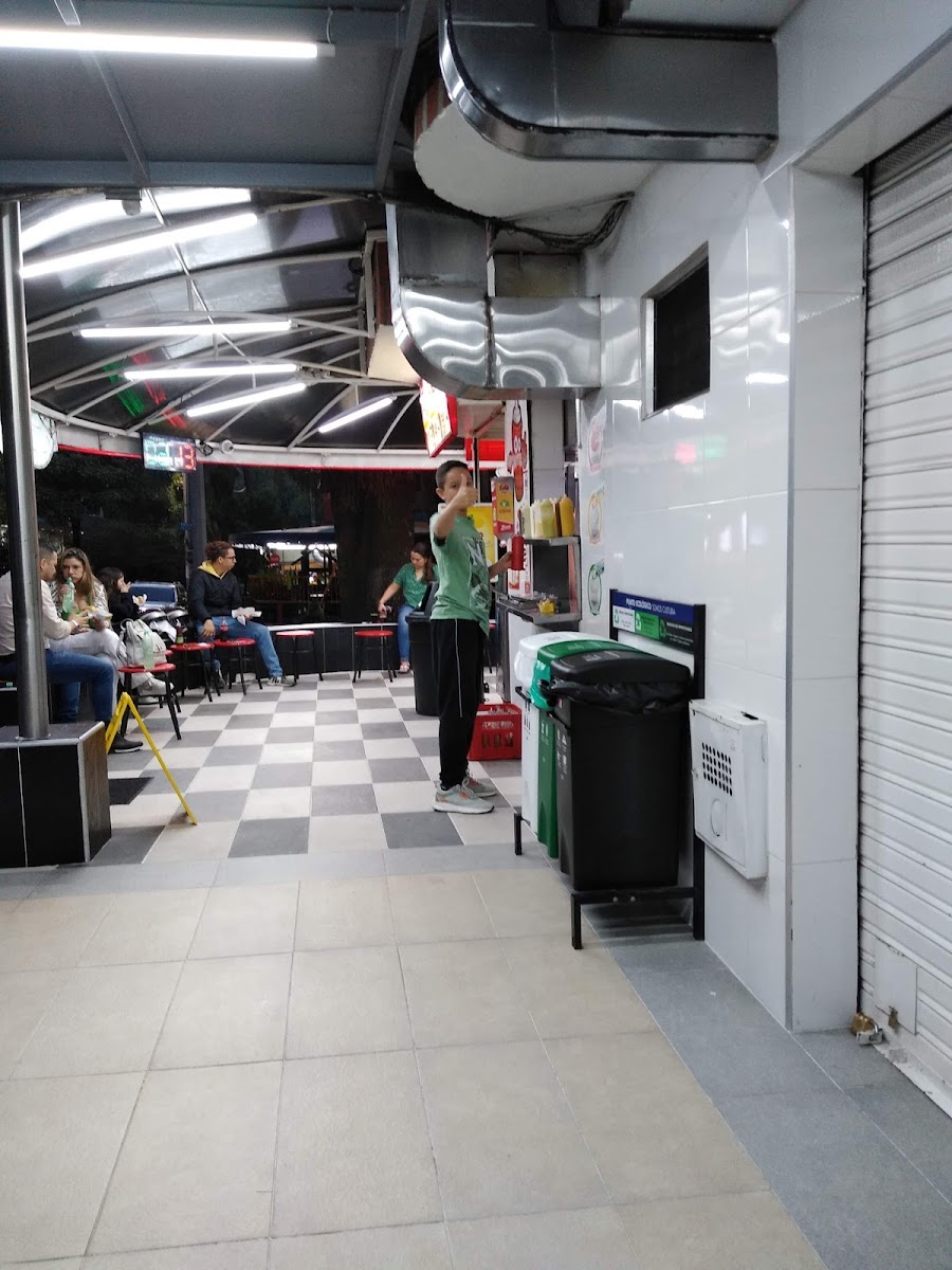 Los Perritos | Perros Calientes y Hamburguesas Sede Envigado La Paz