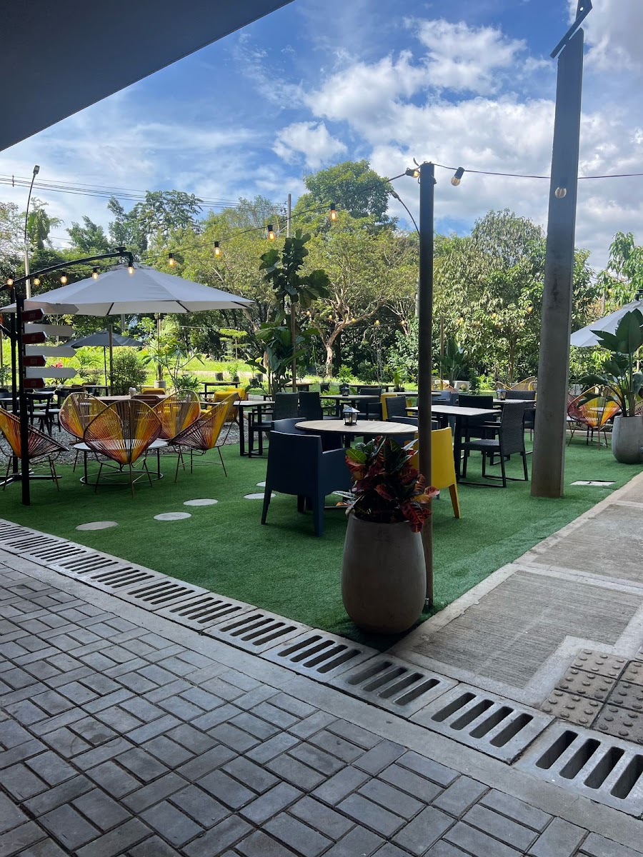 Bigzza | Manila Medellín