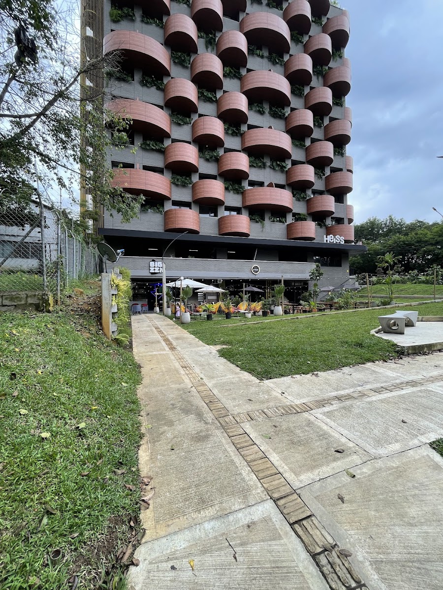 Bigzza | Manila Medellín
