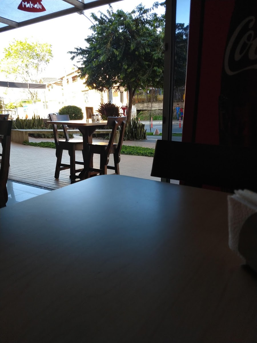 Makalú Pizza y Café