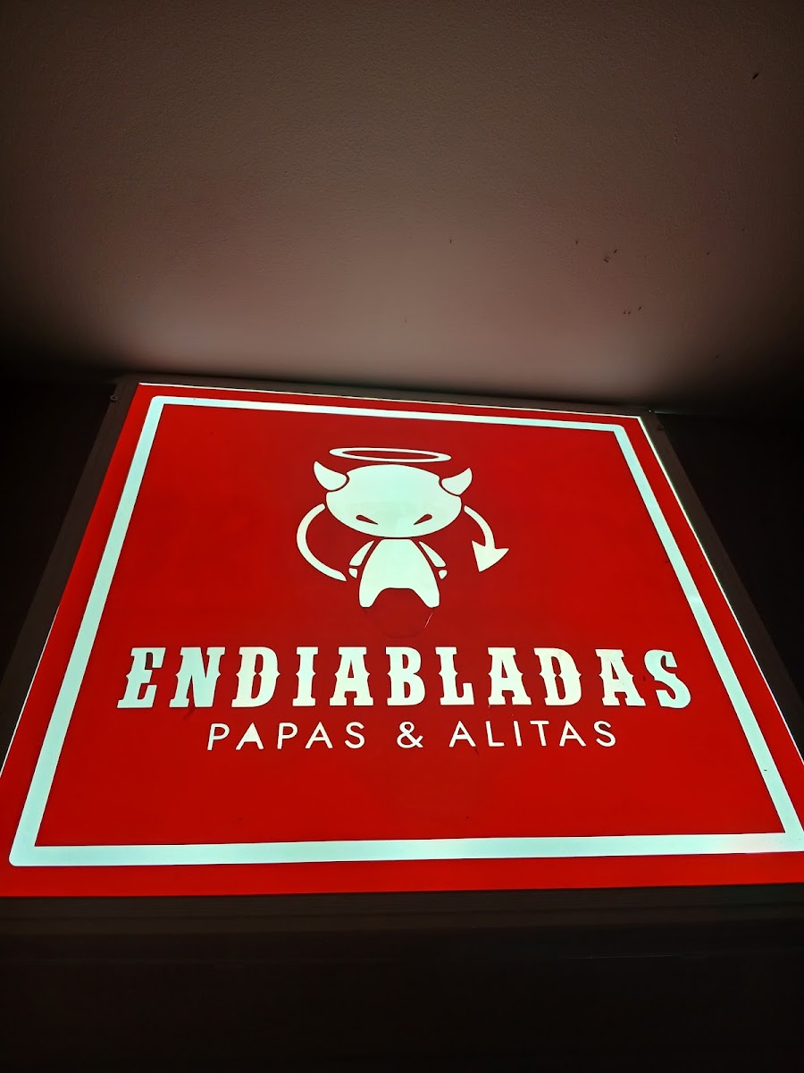 Endiabladas papas & alitas.