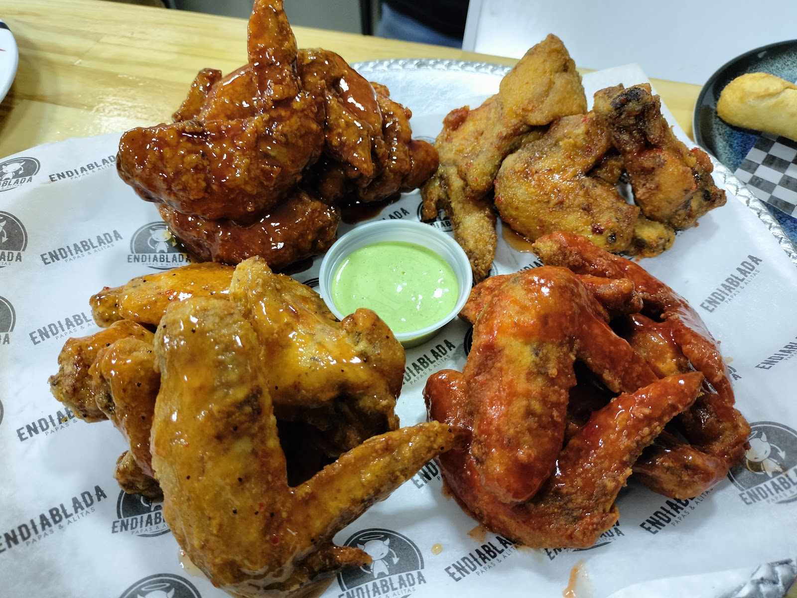 Endiabladas papas & alitas.