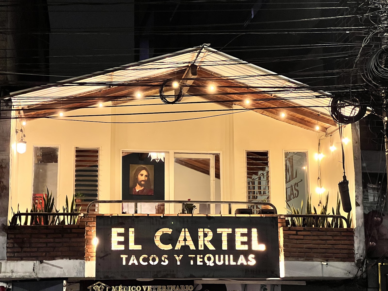 EL CARTEL Tacos y Tequilas.