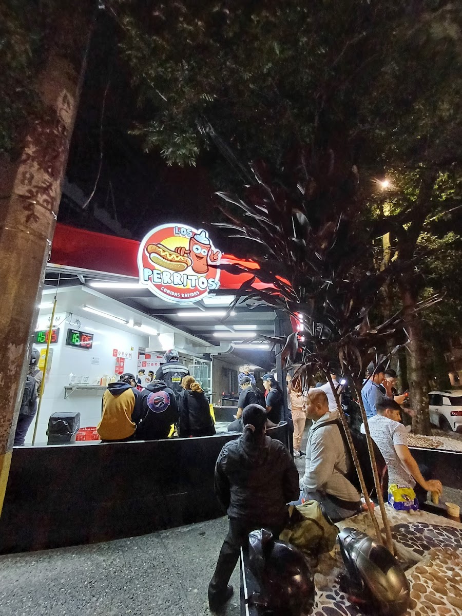 Los Perritos | Perros Calientes y Hamburguesas Sede Laureles 73